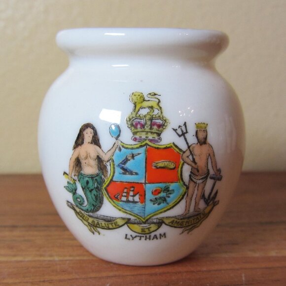 W.H. Goss crested heraldry china vintage Lytham (GC079 Grace) - Picture 1 of 6